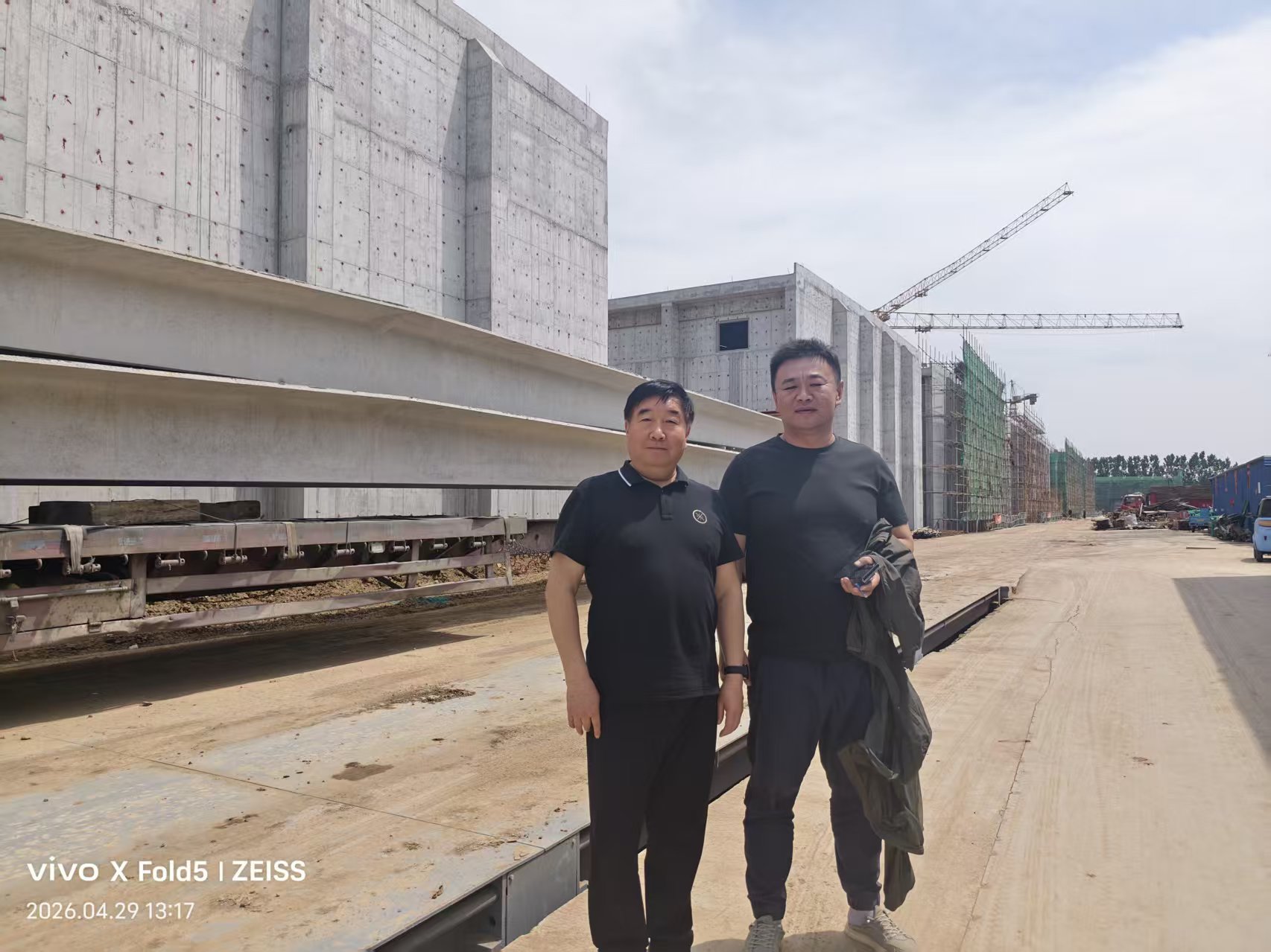 河南亿德技术总监到济宁20万吨高标准恒温仓建设工地现场对接，指导工作